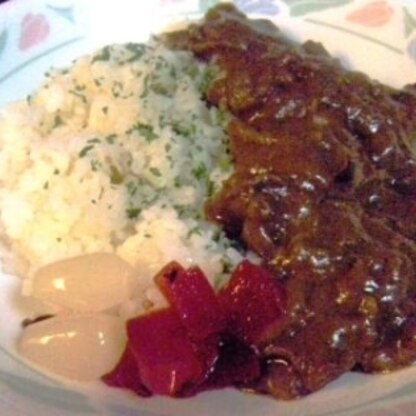 S＆Bゴールデンディナーカレー！わかります～^m^！昔ながらの定番ルウの中ではちょっと高めだけど入れた方が美味しいですよね♪コレとジャワかバーモンドと香辛料で♡